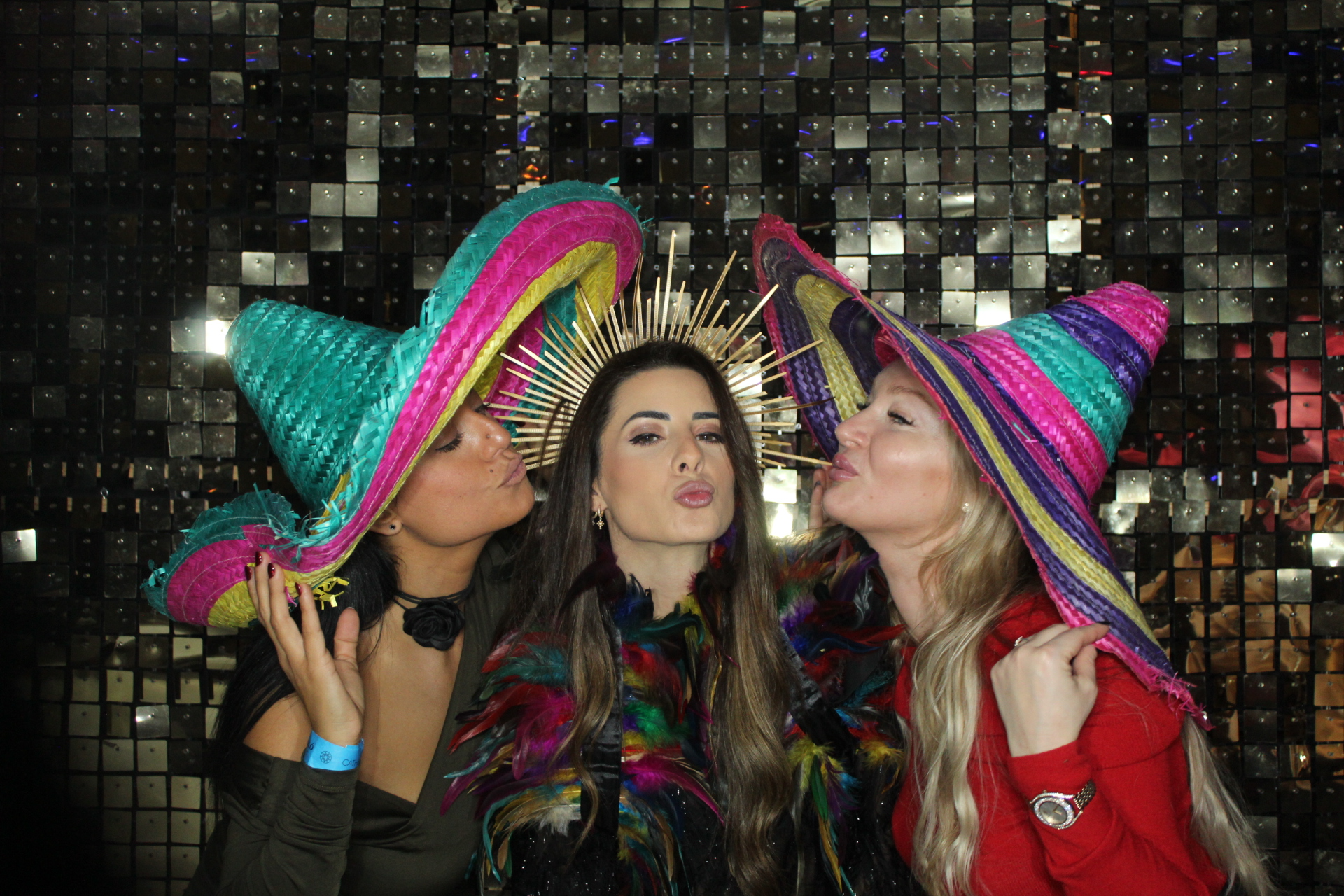 Asistentes a evento disfrutando