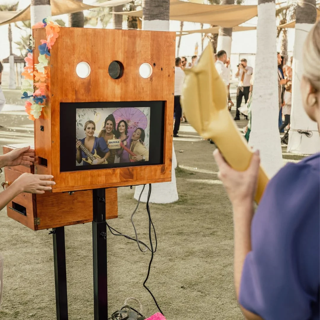 Grupo de amigos en boda