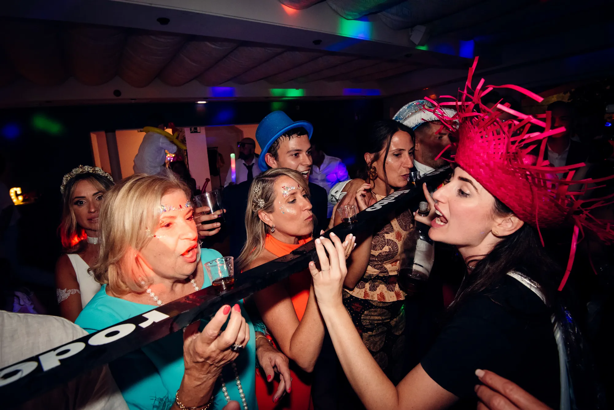 Invitados disfrutando Hora Loca