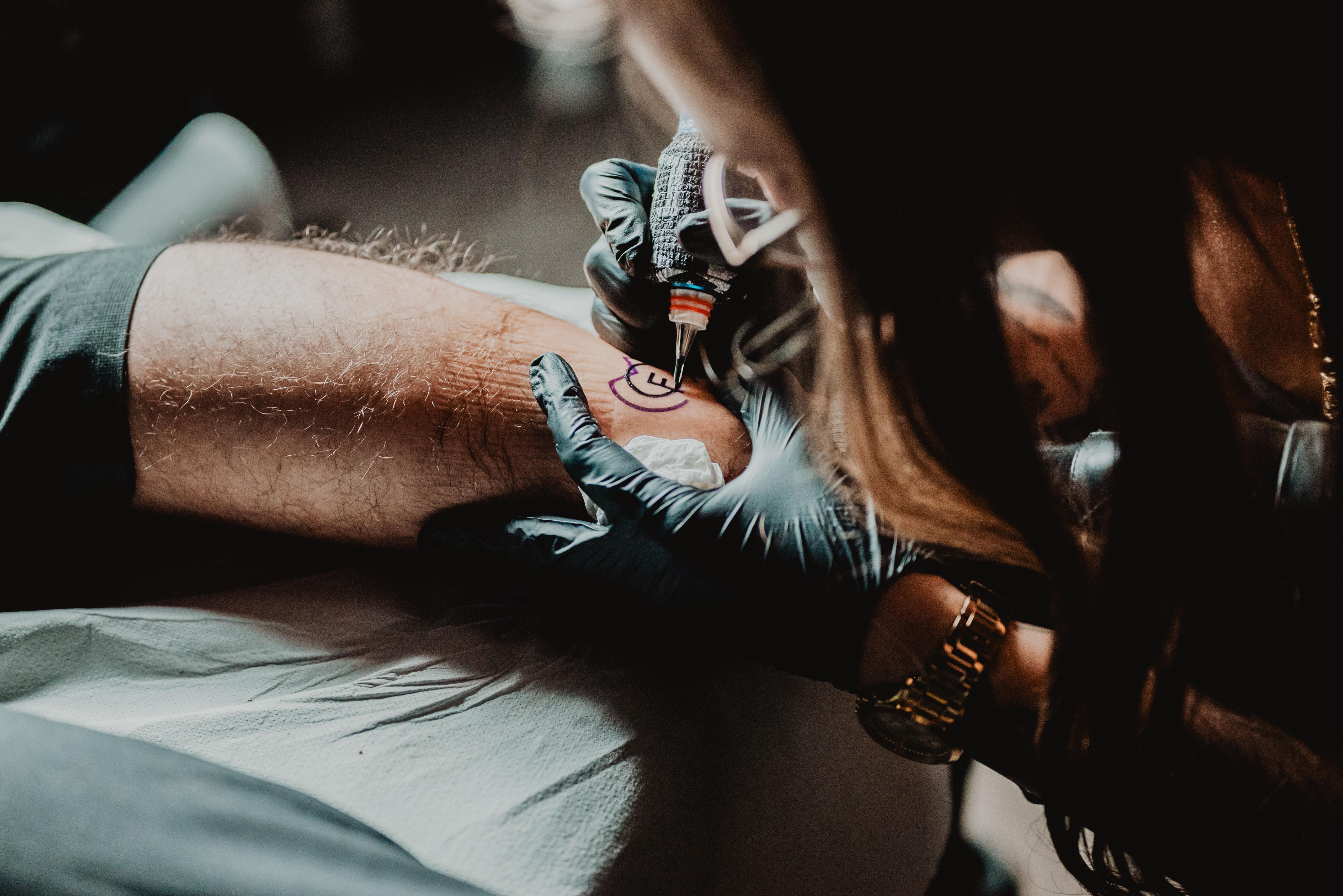 Tatuaje temporal en brazo