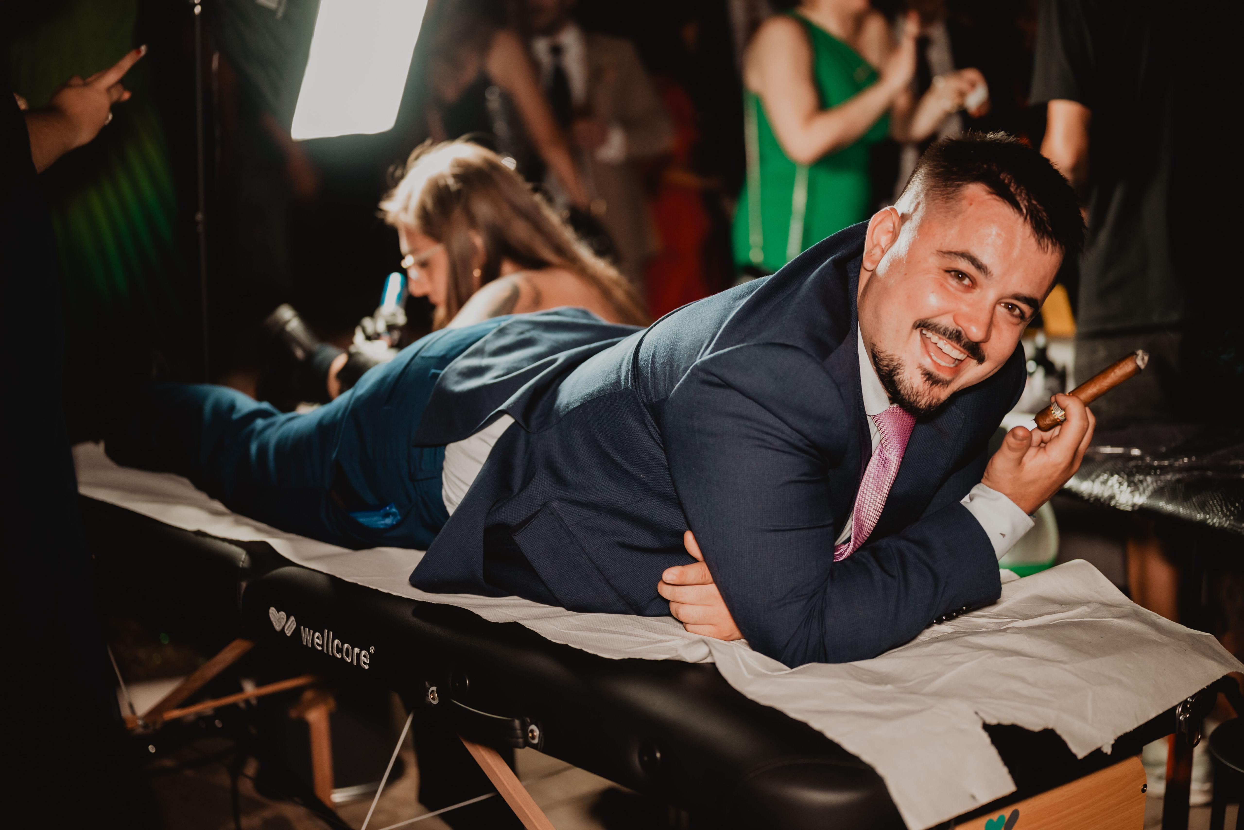 Invitada con tatuaje temporal